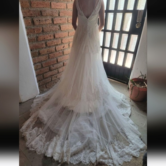 Vintage Lace Wedding Dress - Picture 3 of 5